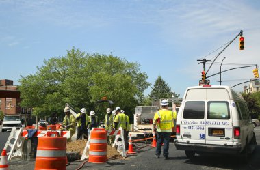 Ulusal Grid mürettebat işçileri Brooklyn, New York'ta acil onarım yapmak. 