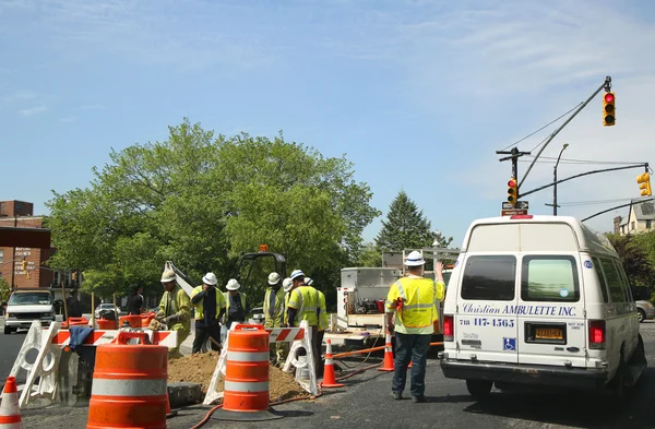 National Grid crew workers make emergency repair in Brooklyn, New York. — Stock Photo, Image