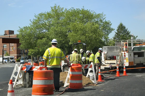 Οι εργάτες του πληρώματος του εσωτερικού δικτύου κάνουν επισκευές έκτακτης ανάγκης στο Μπρούκλιν, Νέα Υόρκη.. — Φωτογραφία Αρχείου