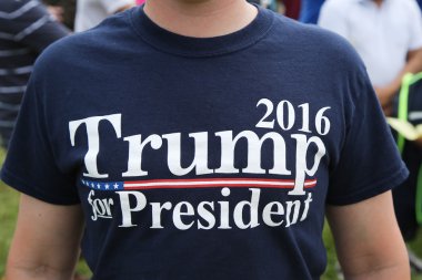  Başkan adayı Donal Trump destekçisi Başkan için Trump 2016 işareti ile t-shirt giyer