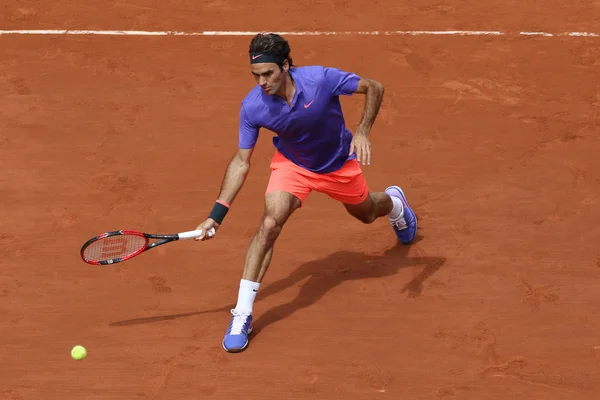 Siedemnaście razy mistrz Wielkiego Szlema Roger Federer podczas pierwszej rundy meczu na Roland Garros 2015 — Zdjęcie stockowe
