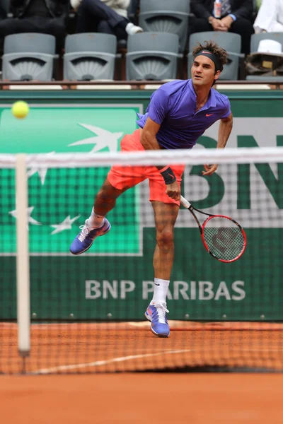 Tujuh belas kali juara Grand Slam Roger Federer selama pertandingan putaran pertama di Roland Garros 2015 Stok Foto