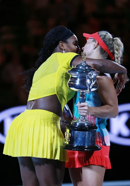 La finalista del Abierto de Australia 2016 Serena Williams (L) felicita a la campeona del Grand Slam Angelique Kerber de Alemania después del partido final — Foto de Stock