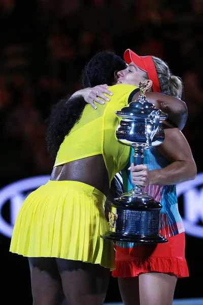 Australian-Open-Finalistin 2016 Serena Williams (l) gratuliert der deutschen Grand-Slam-Siegerin Angelique Kerber nach dem Endspiel — Stockfoto