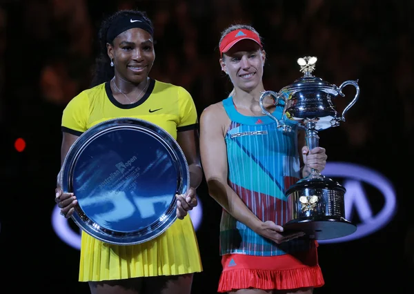 Australiska öppna 2016 finalist Serena Williams (L) och Grand Slam mästare Angelique Kerber av Tyskland under trophy presentation — Stockfoto