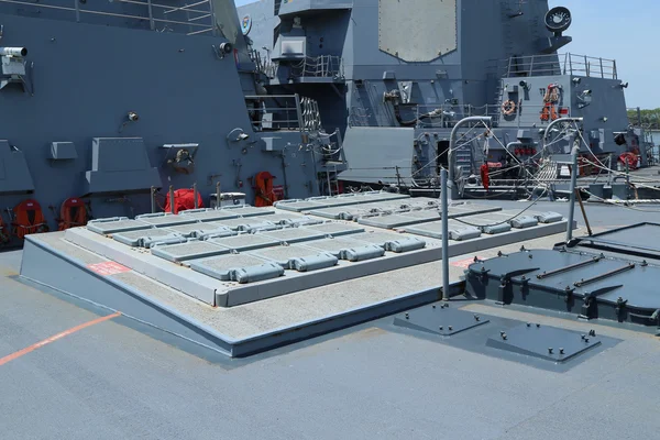 Système de lancement vertical des missiles Tomahawk sur le destroyer USS Farragut de la marine américaine pendant la semaine de la flotte 2016 — Photo