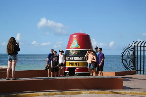 Famiglia fotografata al popolare Southernmost Point negli Stati Uniti continentali — Foto Stock