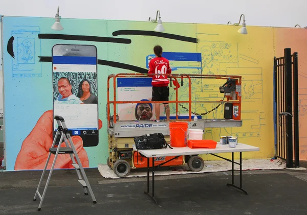 Street artist painting mural at new street art attraction Coney Art Walls — Stock Photo, Image
