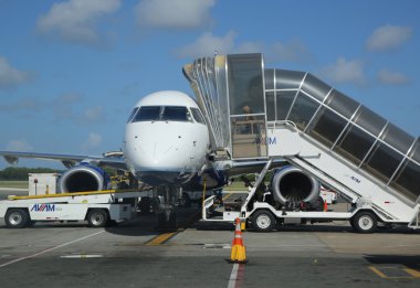  Punta Cana Uluslararası Havaalanı'nda pistte yolcu jeti