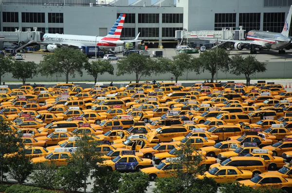 Желтые такси в международном аэропорту Майами — стоковое фото
