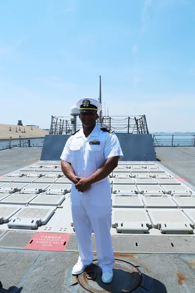 Неизвестный офицер на палубе американского ракетного эсминца "Фаррагут" во время Недели флота 2016 — стоковое фото