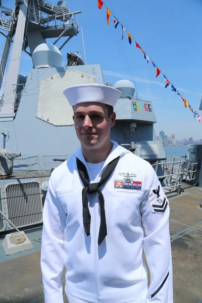 Unidentified sailor on the deck of US guided missile destroyer  USS Farragut during Fleet Week 2016 — Stock Photo, Image