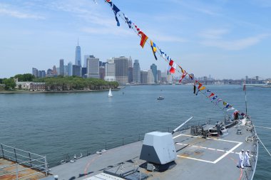 Bizi Deniz Kuvvetleri güdümlü füze destroyeri Uss Bainbridge Brooklyn'de demirledi