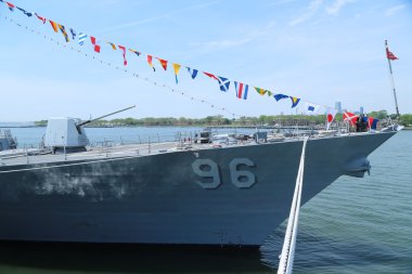 Bizi Deniz Kuvvetleri güdümlü füze destroyeri Uss Bainbridge Brooklyn'de demirledi