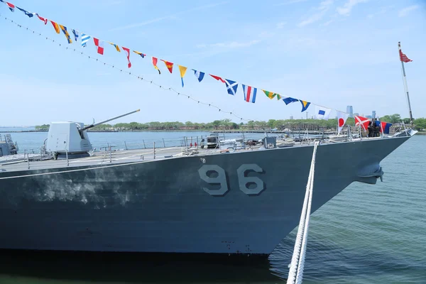 US Navy guided-missile destroyer USS Bainbridge docked in Brooklyn — Stock Photo, Image