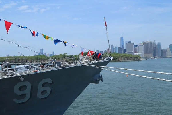 US Navy guided-missile destroyer USS Bainbridge docked in Brooklyn — Stock Photo, Image