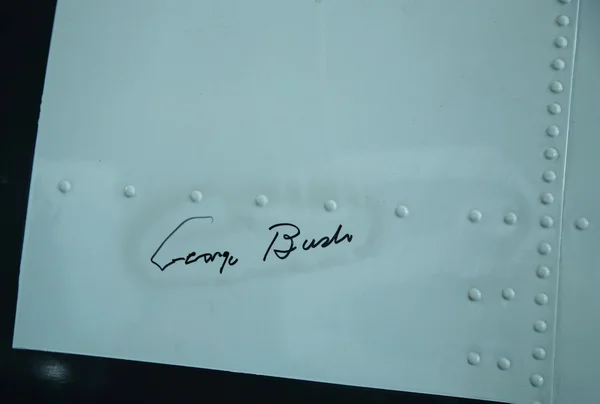 Handtekening van President George H.W. Bush op Grumman Tbm Avenger Torpedobommenwerper — Stockfoto