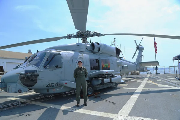 Marine helikopterpiloot aan de voorkant van Sikorsky Mh-60r Seahawk — Stockfoto