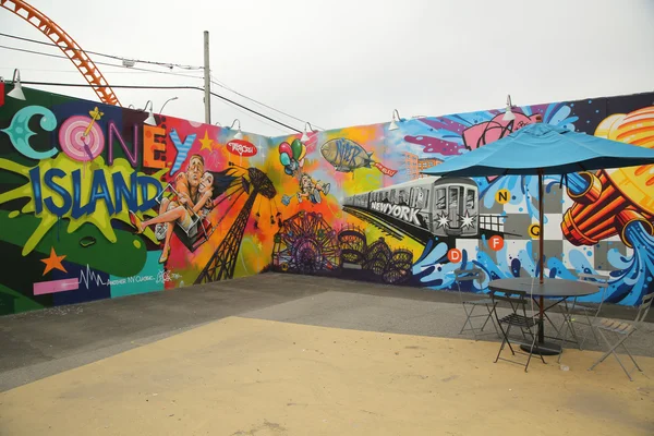 Nástěnné umění na nové atrakce street artu Coney umění zdi na Coney Island sekce v Brooklynu — Stock fotografie