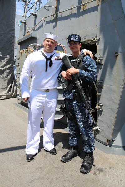 Neidentifikovaný amerického námořnictva na palubě amerického námořnictva torpédoborec Uss Farragut během flotila týden 2016 — Stock fotografie
