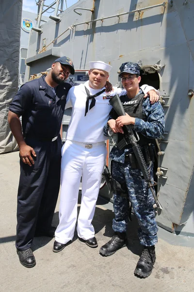 Niet-geïdentificeerde Us Navy aan boord van de Us Navy torpedojager Uss Farragut tijdens vloot Week 2016 — Stockfoto