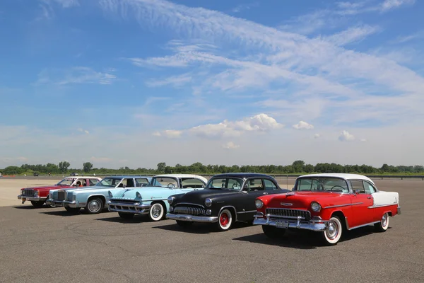 Des voitures américaines historiques exposées au Salon annuel de l'automobile de printemps de l'Antique Automobile Association de Brooklyn — Photo