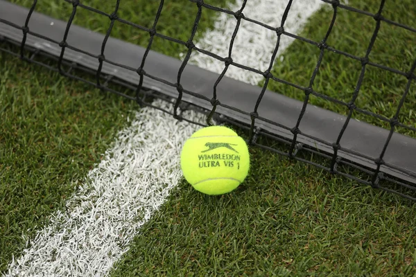 Slazenger Wimbledon Tennis Ball sur un court de tennis en herbe — Photo