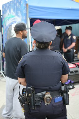 Hip Hop konserinde güvenliği sağlayan nypd memuru