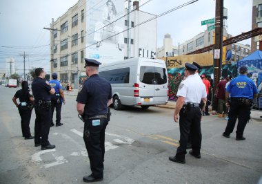  Hip Hop konserinde güvenliği sağlayan Nypd ve Toplum İşleri memurları