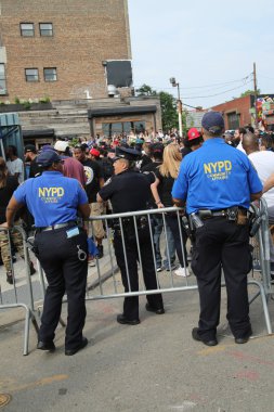 Hip Hop konserinde güvenliği sağlayan Nypd ve Toplum İşleri memurları