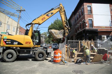 Daralma işçileri Brooklyn, New York'ta sokak onarım