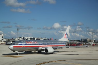 American Airlines uçağı Miami Uluslararası Havaalanı'nda asfalt üzerinde