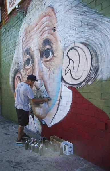 Artista callejero brasileño Sipros pintando mural en East Williamsburg en Brooklyn . — Foto de Stock