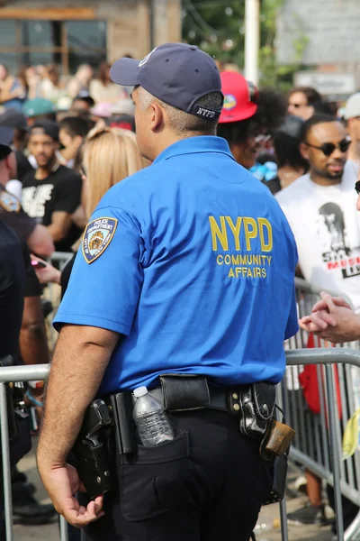 Oficer spraw wspólnotowych zapewniający bezpieczeństwo na koncercie hip hop — Zdjęcie stockowe