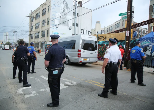 NYPD and Community Affairs officer providing security at Hip Hop concert — Stock Photo, Image