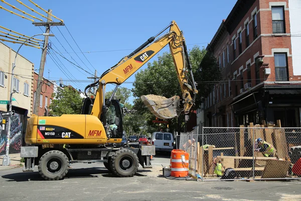 Constriction workers repair street in Brooklyn, New York — Stock Photo, Image