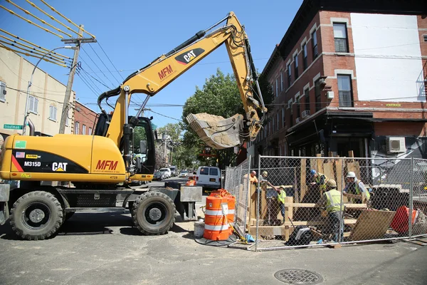 Constriction workers repair street in Brooklyn, New York — Stock Photo, Image