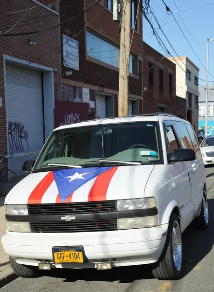 Van z flagą Portorykańską w Brooklynie — Zdjęcie stockowe