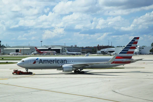 American Airlines Boeing 767 na Tarmac na lotnisku Miami International — Zdjęcie stockowe