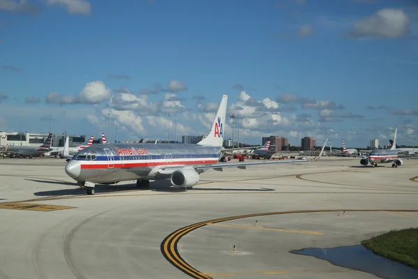 Avión de American Airlines en pista en el Aeropuerto Internacional de Miami —  Fotos de Stock
