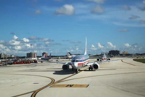 American Airlines samolotu na płycie lotniska w Miami International Airport — Zdjęcie stockowe