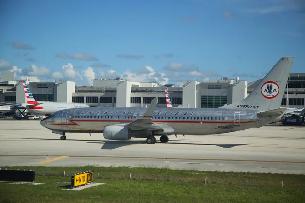 マイアミ国際空港の駐機場で1962年のアストロジェットレトロジェットスキームラインのアメリカン航空ボーイング737. — ストック写真