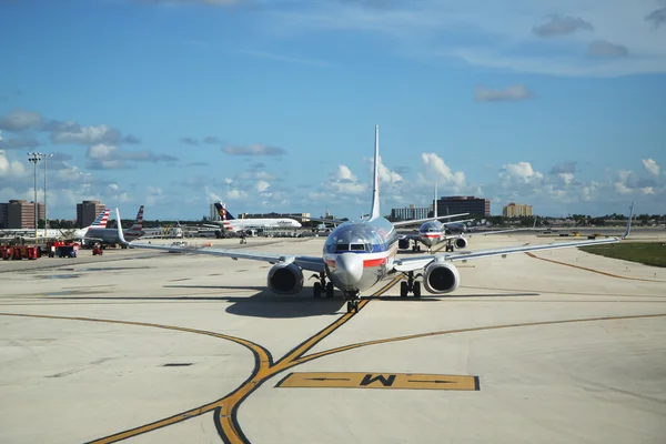 Avión de American Airlines en pista en el Aeropuerto Internacional de Miami —  Fotos de Stock