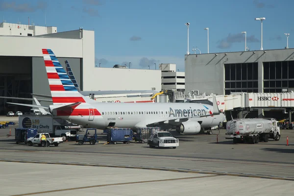 American Airlines samolotu na płycie lotniska w Miami International Airport — Zdjęcie stockowe