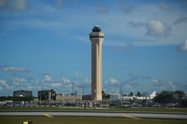 Башня управления воздушным движением в международном аэропорту Майами . — стоковое фото