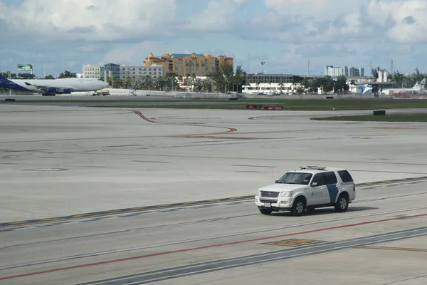 Amerikaanse ministerie van binnenlandse veiligheid Amerikaanse douane en Grensbescherming auto op Tarmac op Miami International Airport — Stockfoto