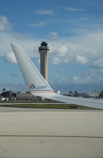 Samolot American Airlines i Wieża kontroli ruchu lotniczego w Miami International Airport. — Zdjęcie stockowe