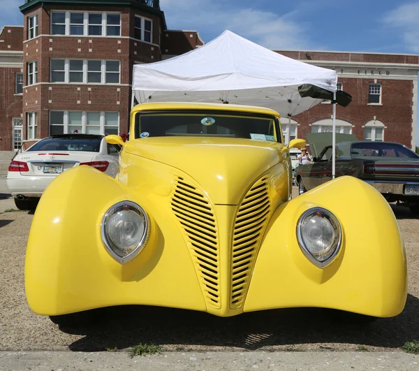 Historiska 1939 Ford på displayen på antik Automobile Association of Brooklyn årliga våren bilutställning — Stockfoto