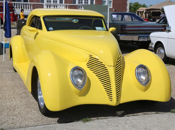 Histórico 1939 Ford em exposição na Antique Automobile Association of Brooklyn anual Spring Car Show — Fotografia de Stock