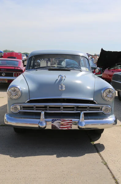 Historický 1953 Dodge na displeji v Brooklynském svazu asociace starověkým automobilem v Brooklynu — Stock fotografie